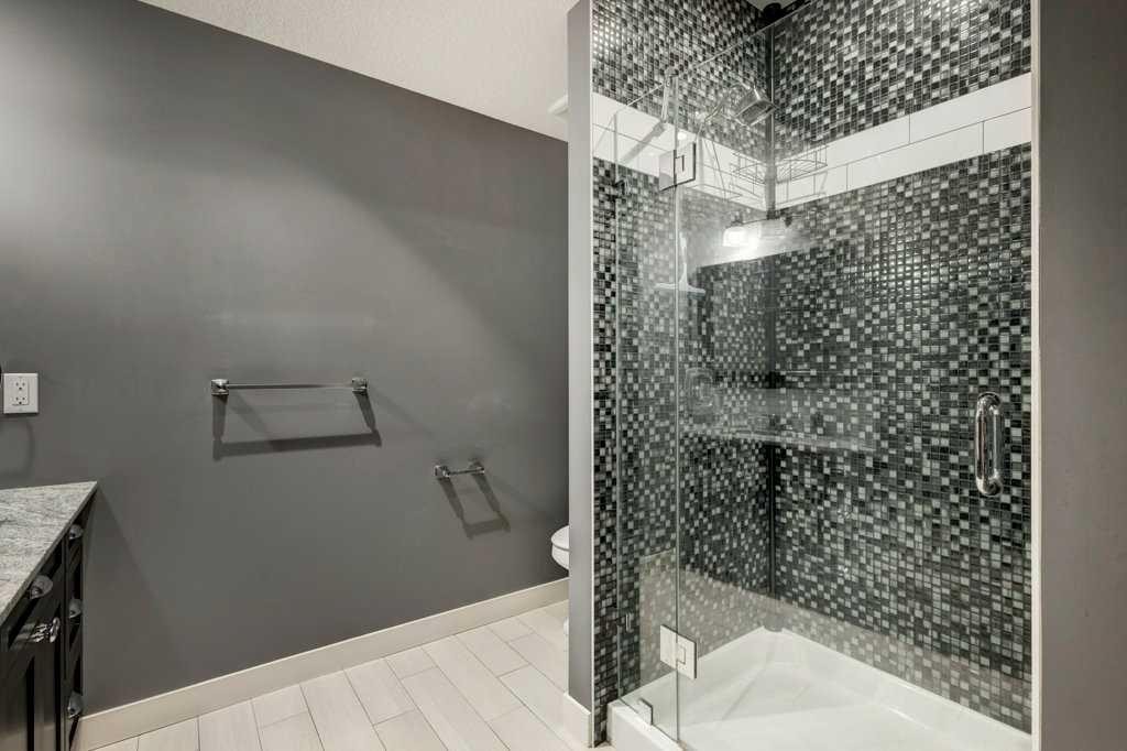 1233 Hillcrest Manor Estates, Strathmore, AB - Indoor Photo Showing Bathroom