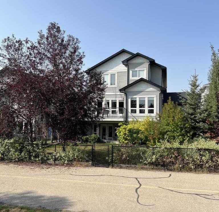 1233 Hillcrest Manor Estates, Strathmore, AB - Outdoor