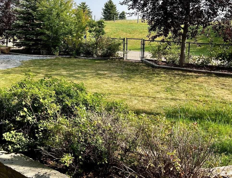 1233 Hillcrest Manor Estates, Strathmore, AB - Outdoor