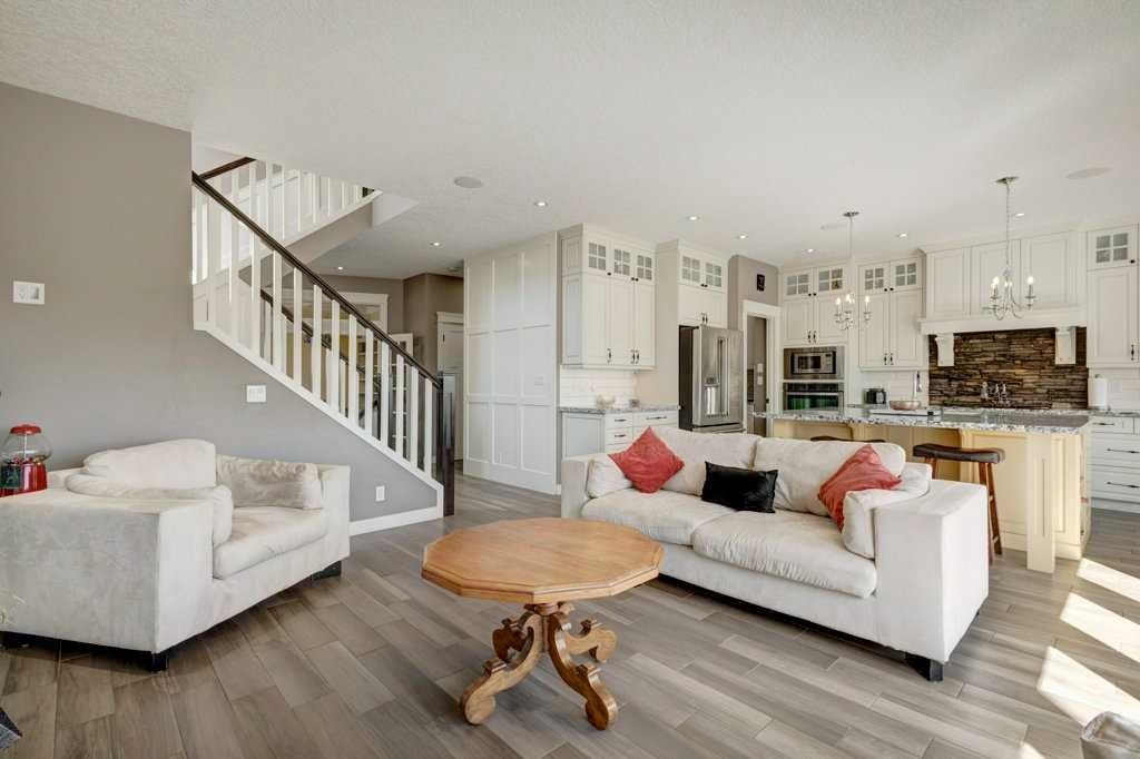 1233 Hillcrest Manor Estates, Strathmore, AB - Indoor Photo Showing Living Room