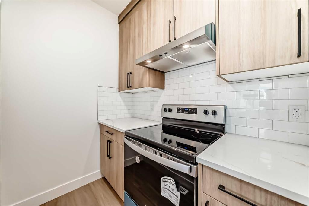28 Saddlecrest Manor Ne, Calgary, AB - Indoor Photo Showing Kitchen With Upgraded Kitchen