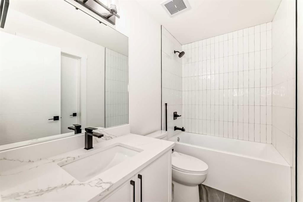28 Saddlecrest Manor Ne, Calgary, AB - Indoor Photo Showing Bathroom