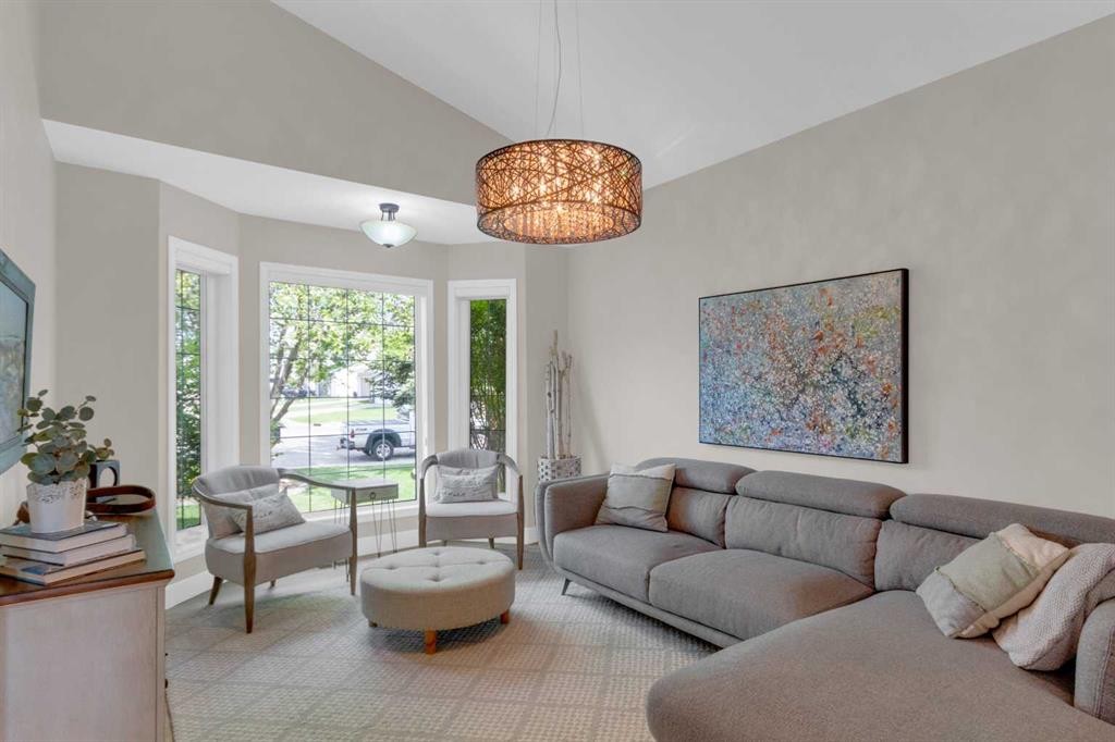 198 Douglas Woods Hill Se, Calgary, AB - Indoor Photo Showing Living Room