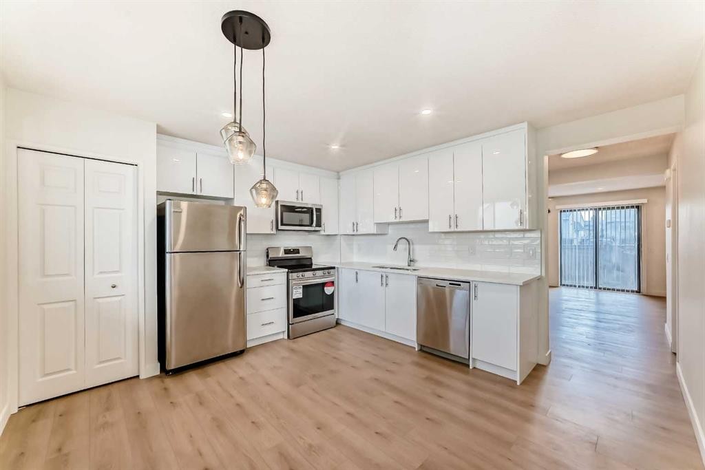 32-1515 Falconridge Drive Ne, Calgary, AB - Indoor Photo Showing Kitchen