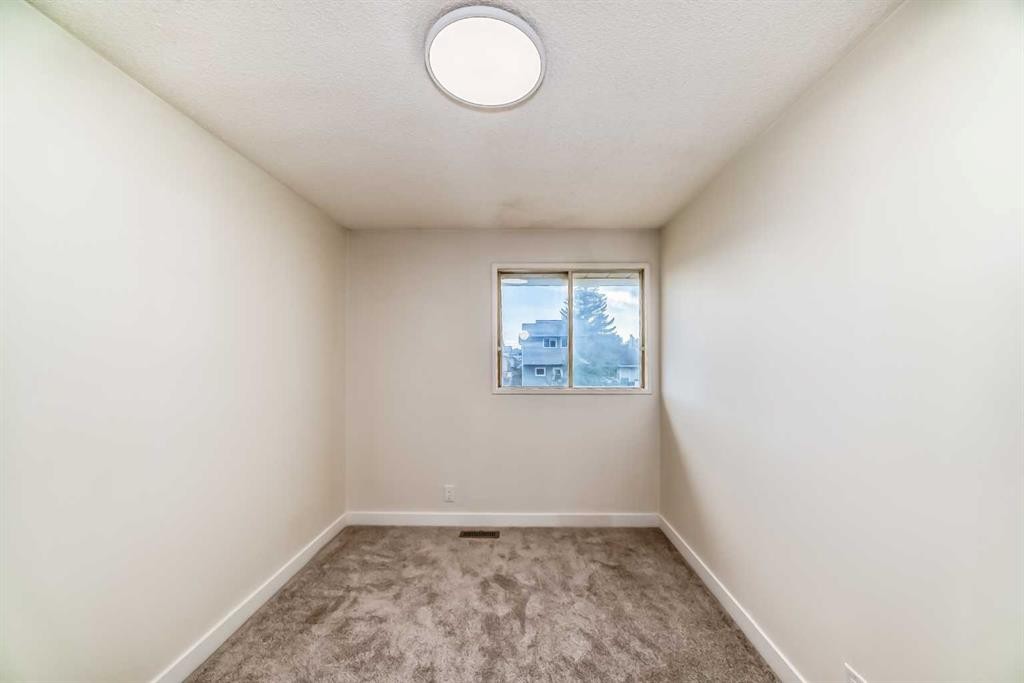 32-1515 Falconridge Drive Ne, Calgary, AB - Indoor Photo Showing Other Room