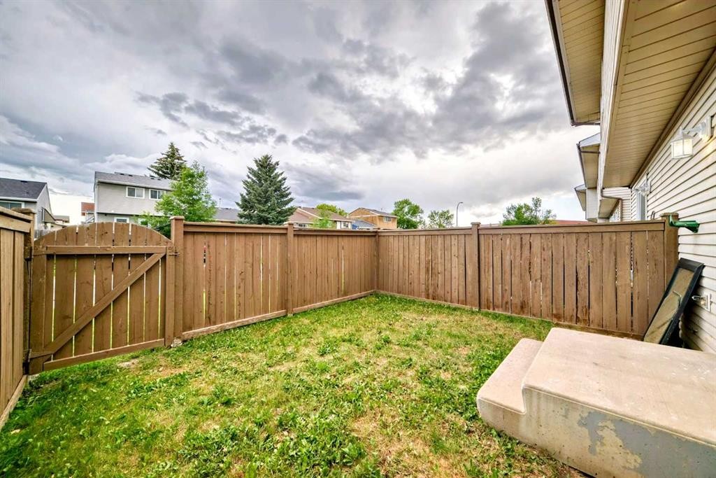 32-1515 Falconridge Drive Ne, Calgary, AB - Outdoor