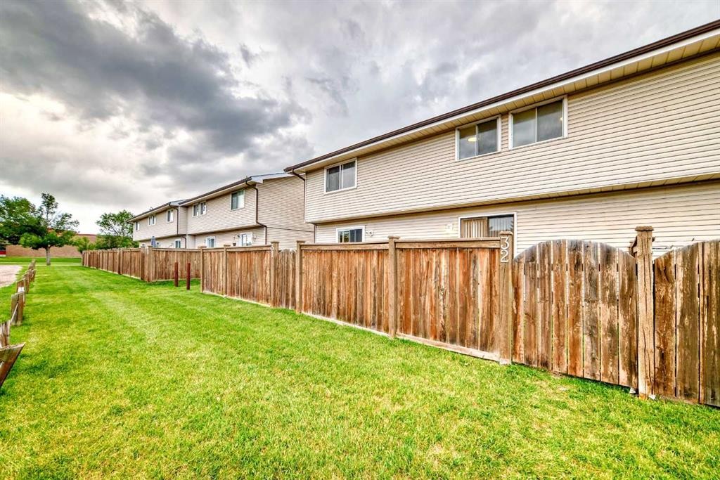 32-1515 Falconridge Drive Ne, Calgary, AB - Outdoor
