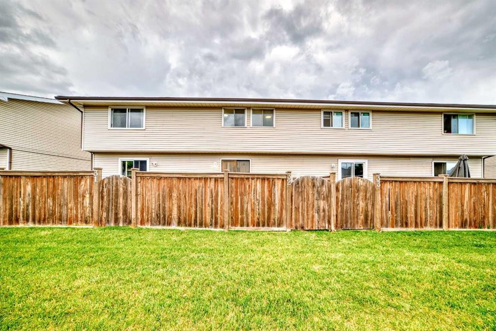 32-1515 Falconridge Drive Ne, Calgary, AB - Outdoor