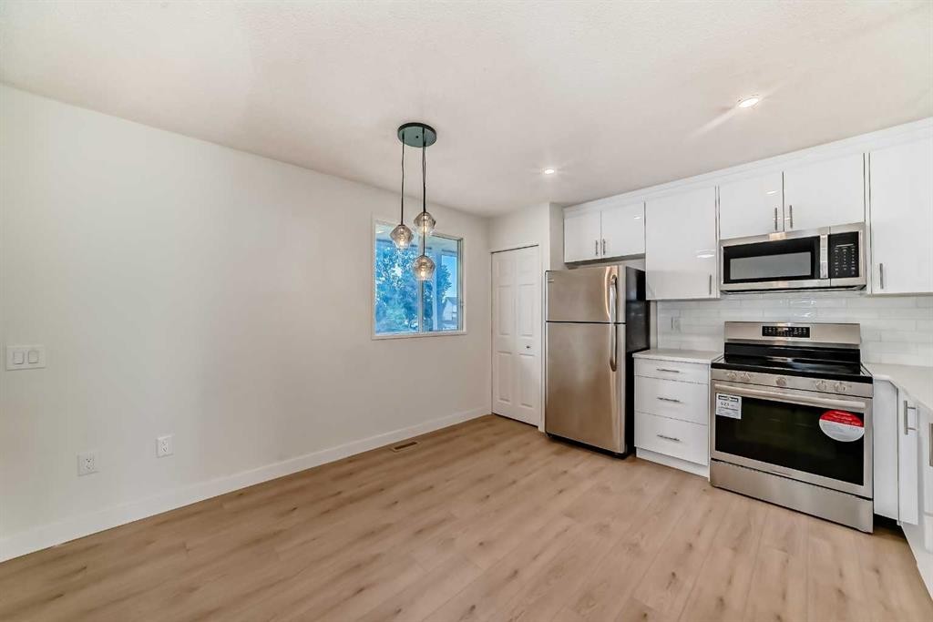 32-1515 Falconridge Drive Ne, Calgary, AB - Indoor Photo Showing Kitchen
