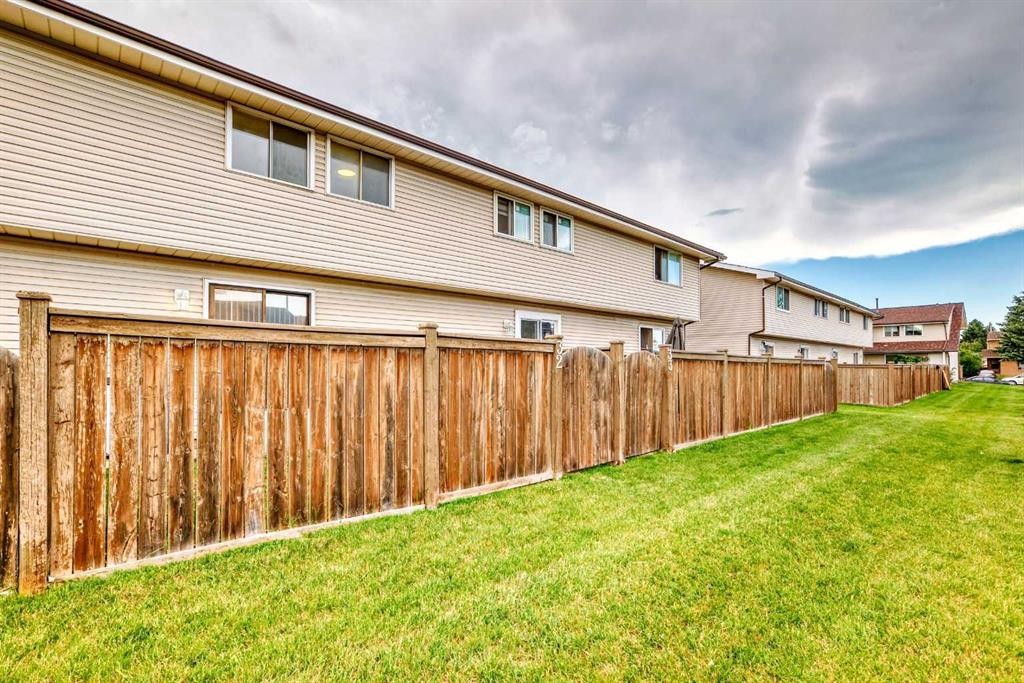 32-1515 Falconridge Drive Ne, Calgary, AB - Outdoor