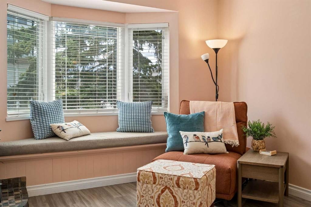 1840 33 Avenue Sw, Calgary, AB - Indoor Photo Showing Living Room