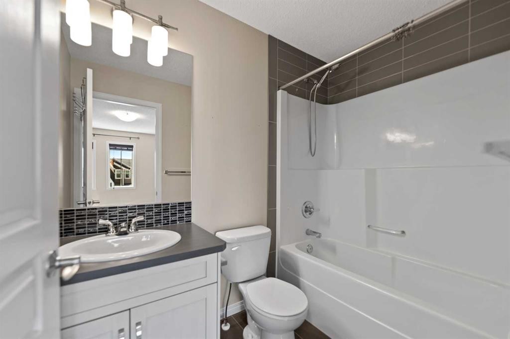 456 Auburn Bay Avenue Se, Calgary, AB - Indoor Photo Showing Bathroom