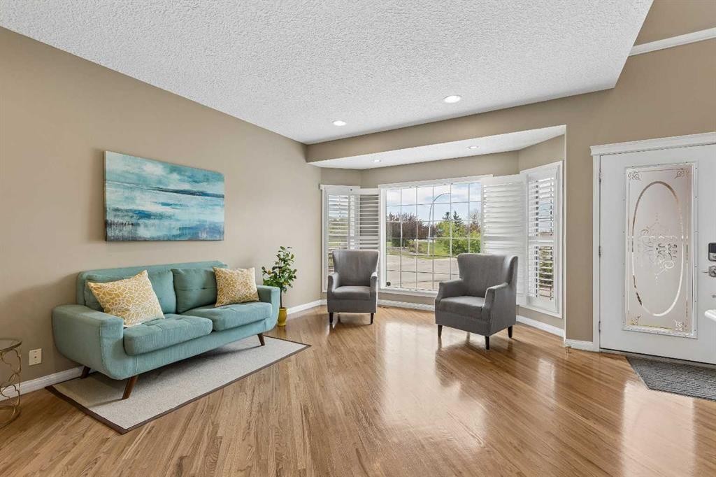 438 Candle Place Sw, Calgary, AB - Indoor Photo Showing Living Room