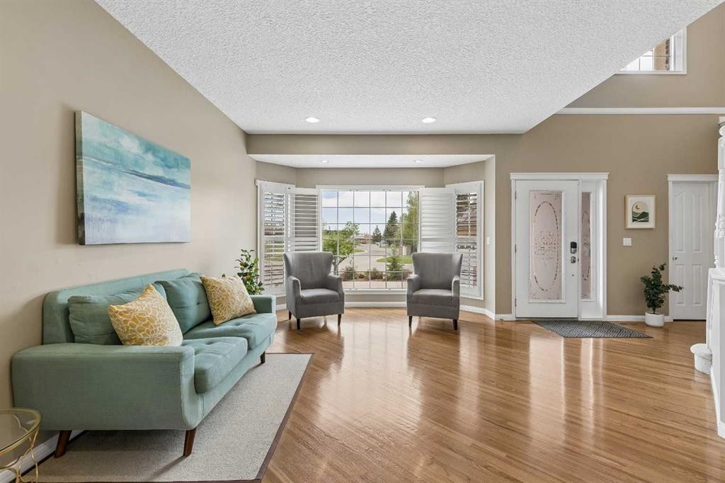 438 Candle Place Sw, Calgary, AB - Indoor Photo Showing Dining Room