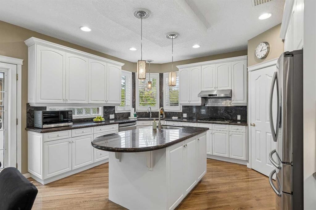 438 Candle Place Sw, Calgary, AB - Indoor Photo Showing Kitchen With Upgraded Kitchen