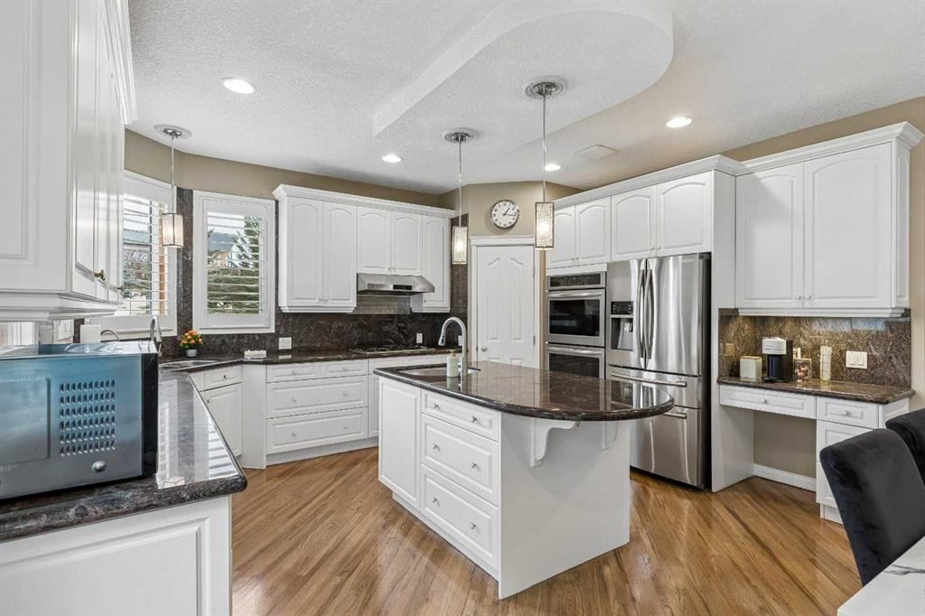 438 Candle Place Sw, Calgary, AB - Indoor Photo Showing Kitchen With Upgraded Kitchen