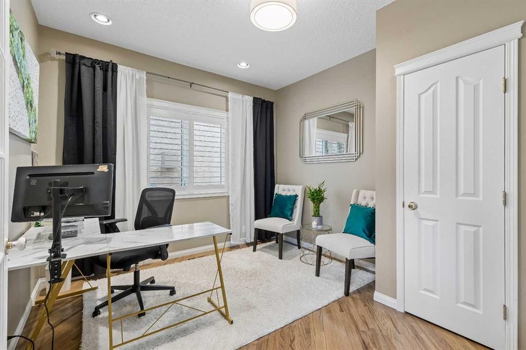 438 Candle Place Sw, Calgary, AB - Indoor Photo Showing Bathroom