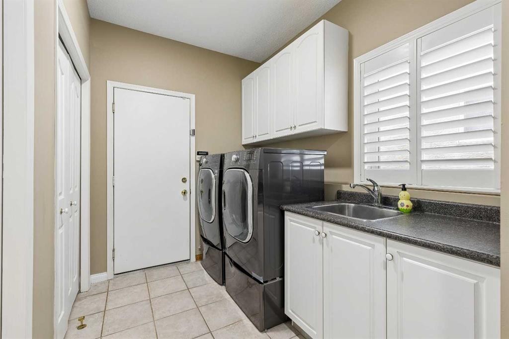 438 Candle Place Sw, Calgary, AB - Indoor Photo Showing Other Room