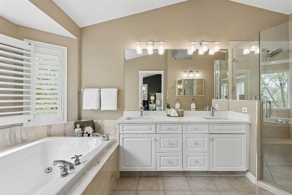 438 Candle Place Sw, Calgary, AB - Indoor Photo Showing Bathroom