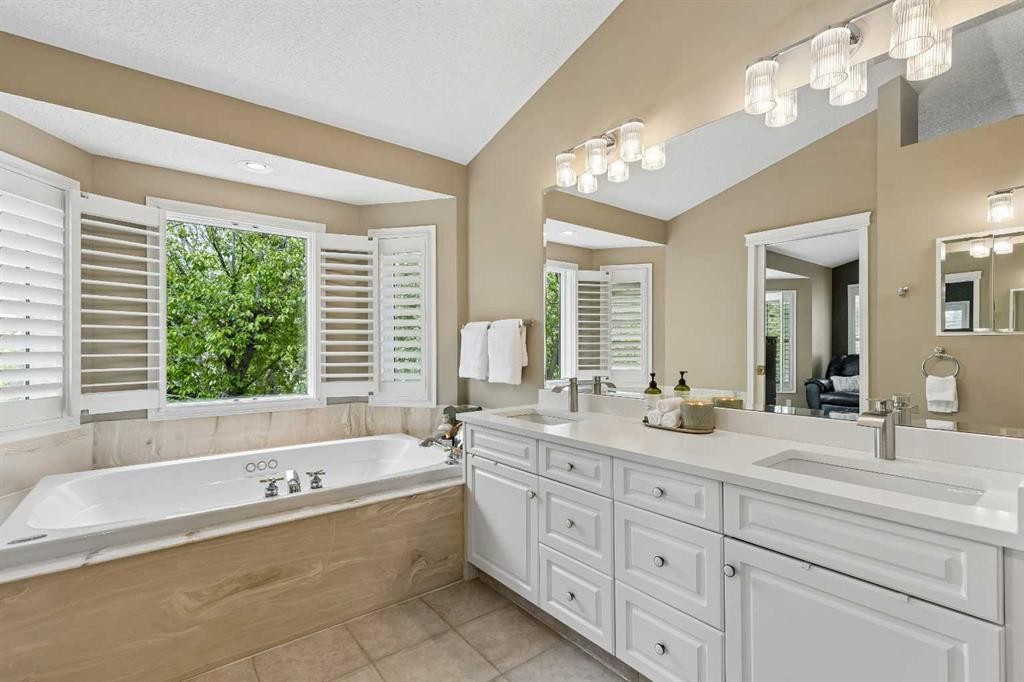 438 Candle Place Sw, Calgary, AB - Indoor Photo Showing Bathroom