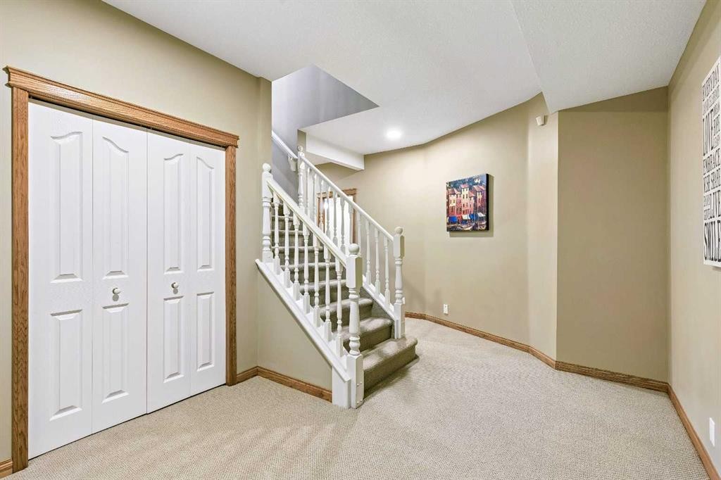 438 Candle Place Sw, Calgary, AB - Indoor Photo Showing Other Room