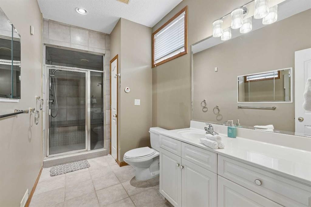 438 Candle Place Sw, Calgary, AB - Indoor Photo Showing Bathroom
