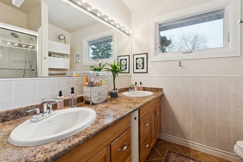 3232 15 Street Nw, Calgary, AB - Indoor Photo Showing Bathroom