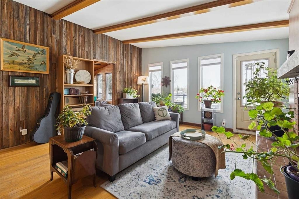 3232 15 Street Nw, Calgary, AB - Indoor Photo Showing Living Room