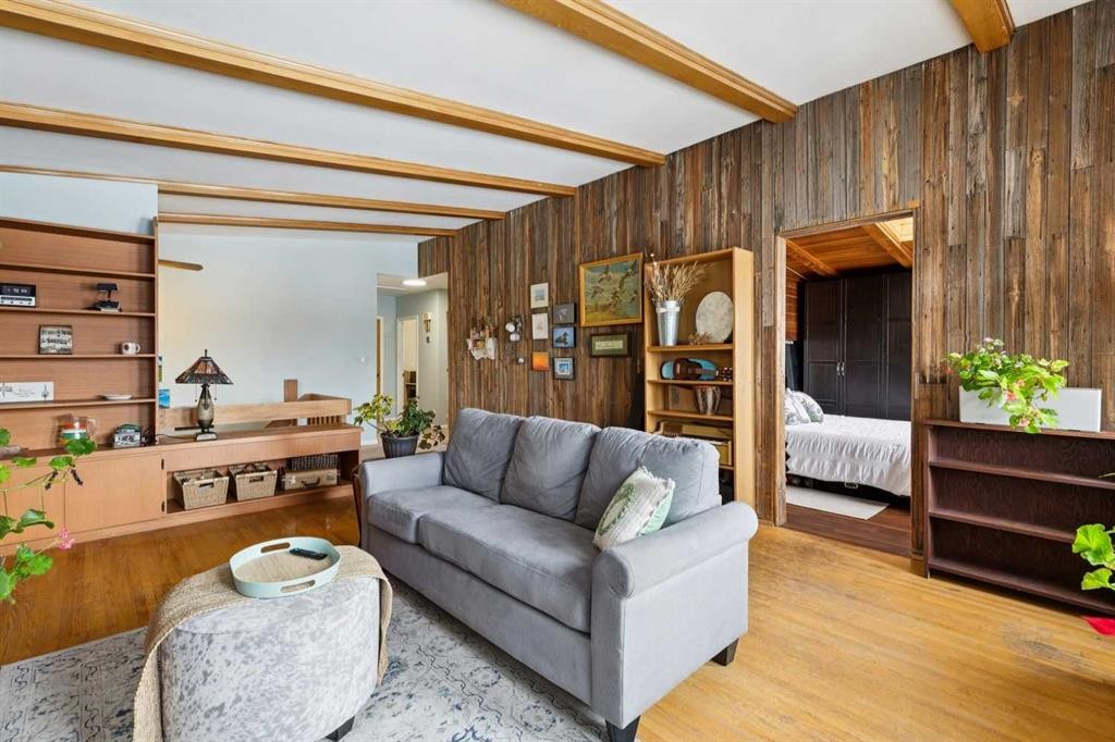 3232 15 Street Nw, Calgary, AB - Indoor Photo Showing Living Room