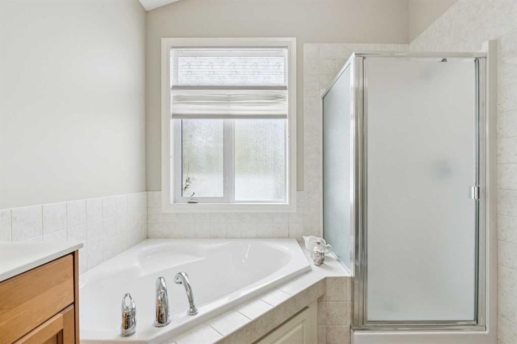 94 Panatella Close Nw, Calgary, AB - Indoor Photo Showing Bathroom