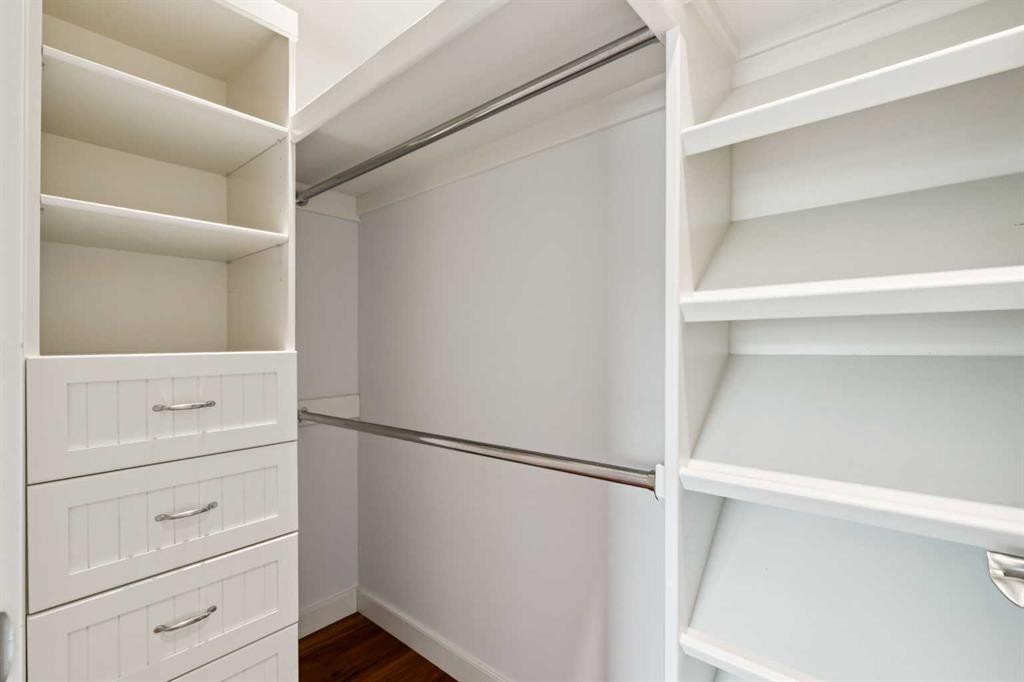 2136 26 Avenue Sw, Calgary, AB - Indoor With Storage