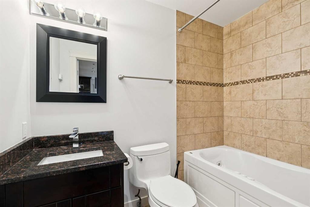 2136 26 Avenue Sw, Calgary, AB - Indoor Photo Showing Bathroom