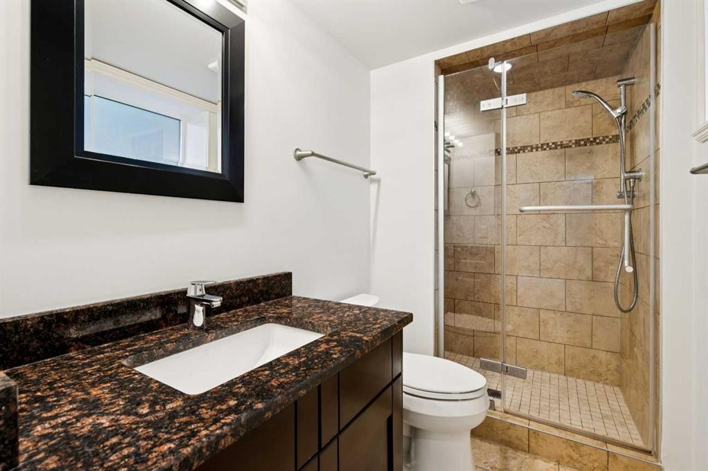 2136 26 Avenue Sw, Calgary, AB - Indoor Photo Showing Bathroom