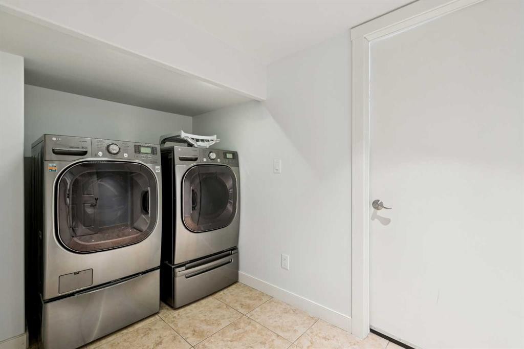 2136 26 Avenue Sw, Calgary, AB - Indoor Photo Showing Laundry Room