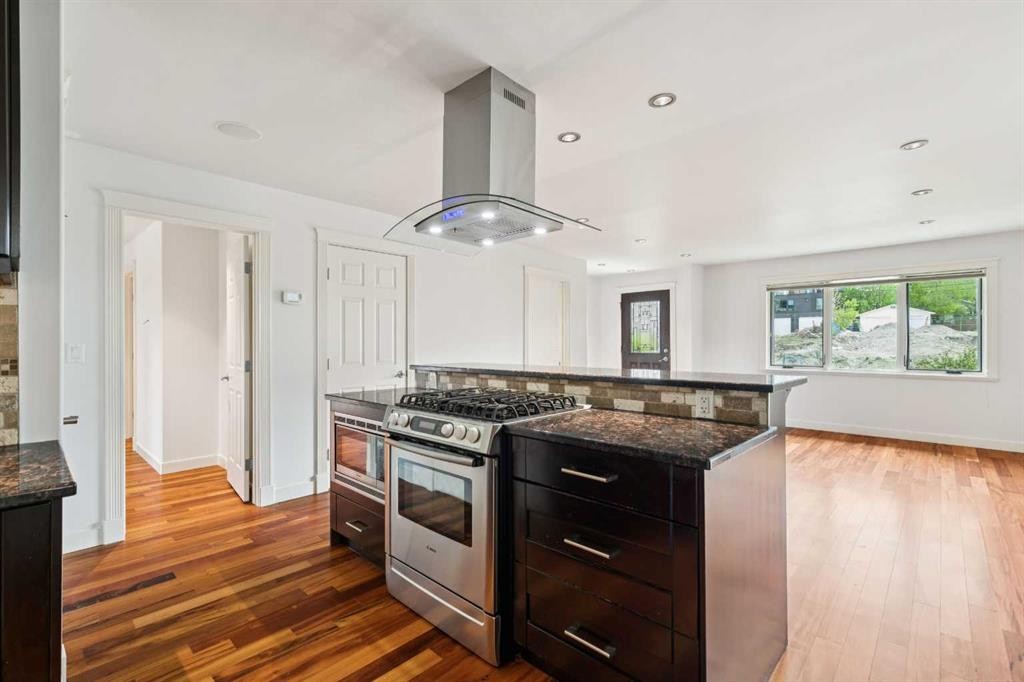 2136 26 Avenue Sw, Calgary, AB - Indoor Photo Showing Kitchen