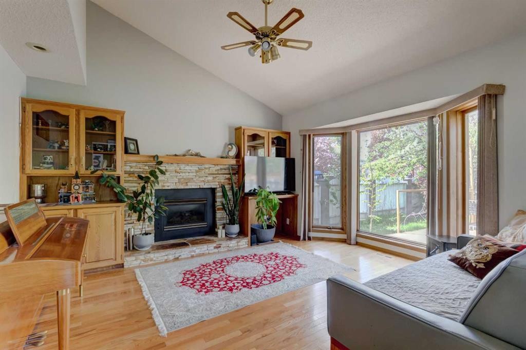 25 Deerfield Manor Se, Calgary, AB