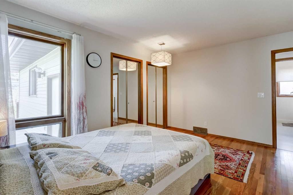 25 Deerfield Manor Se, Calgary, AB