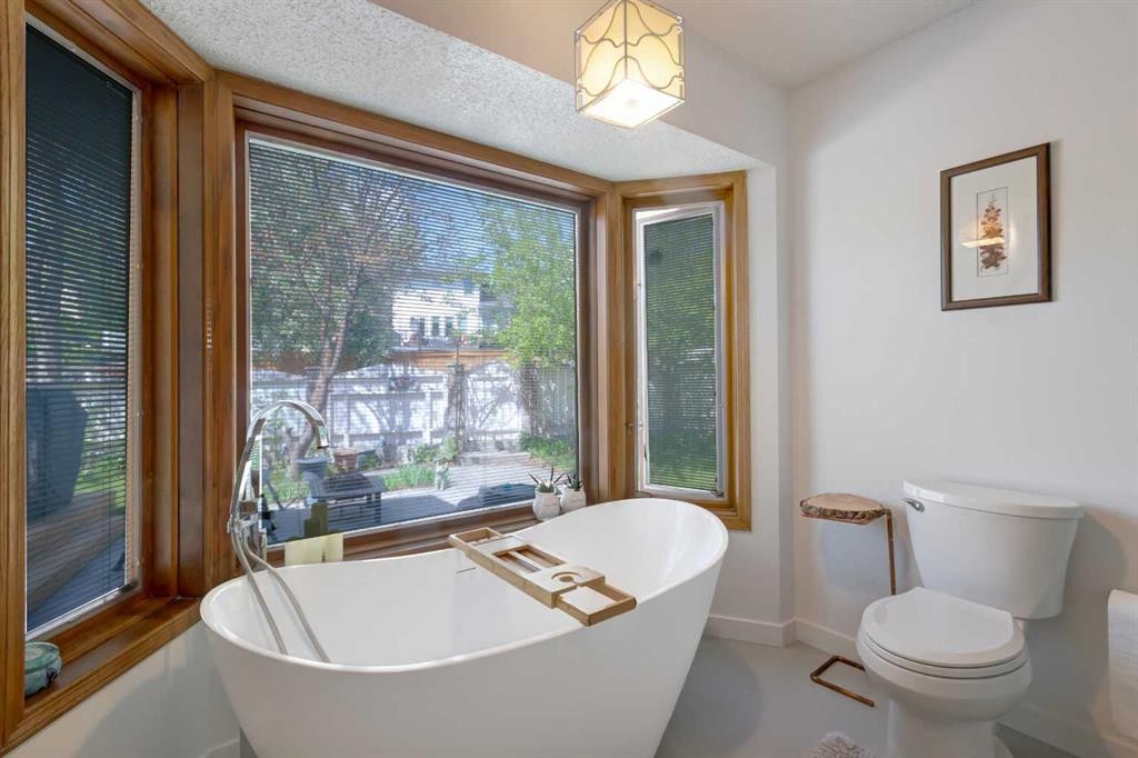 25 Deerfield Manor Se, Calgary, AB