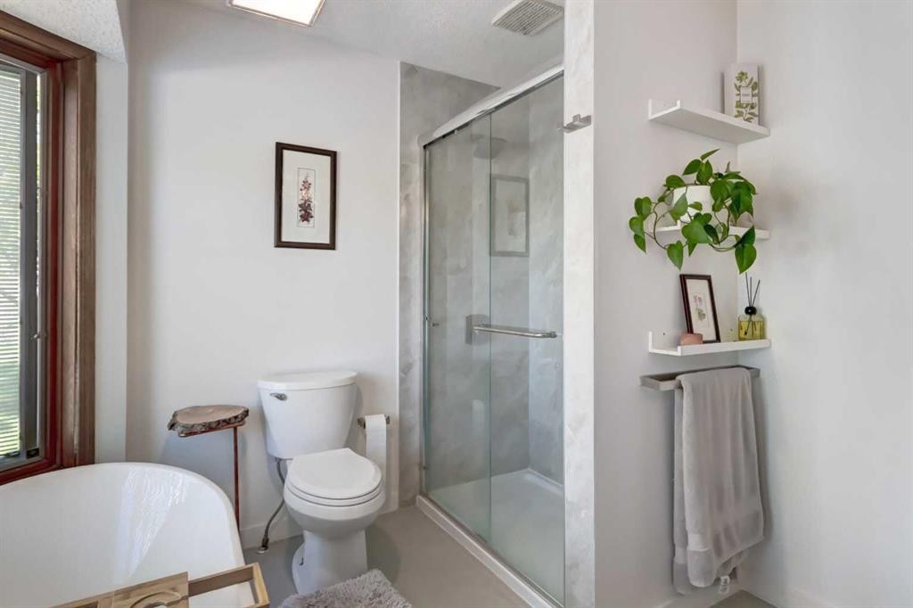 25 Deerfield Manor Se, Calgary, AB