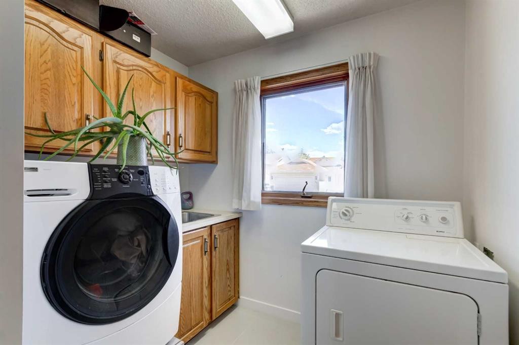 25 Deerfield Manor Se, Calgary, AB