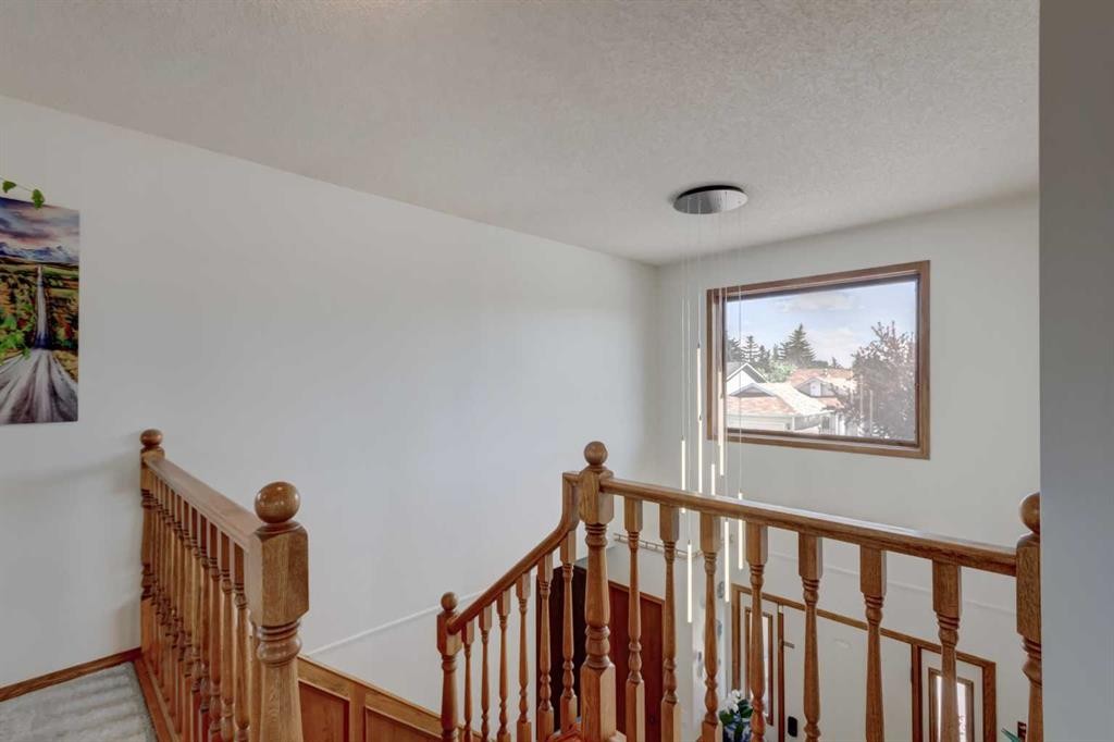 25 Deerfield Manor Se, Calgary, AB