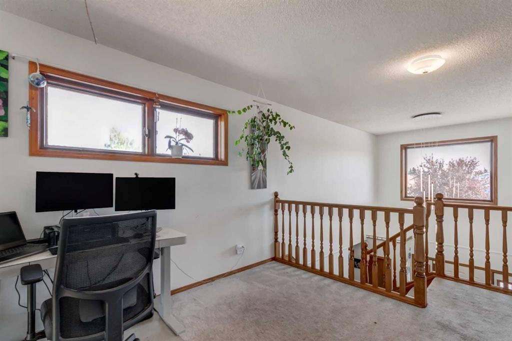 25 Deerfield Manor Se, Calgary, AB