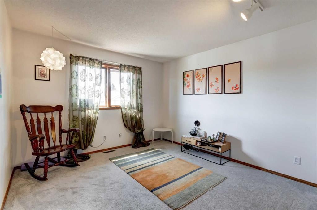 25 Deerfield Manor Se, Calgary, AB