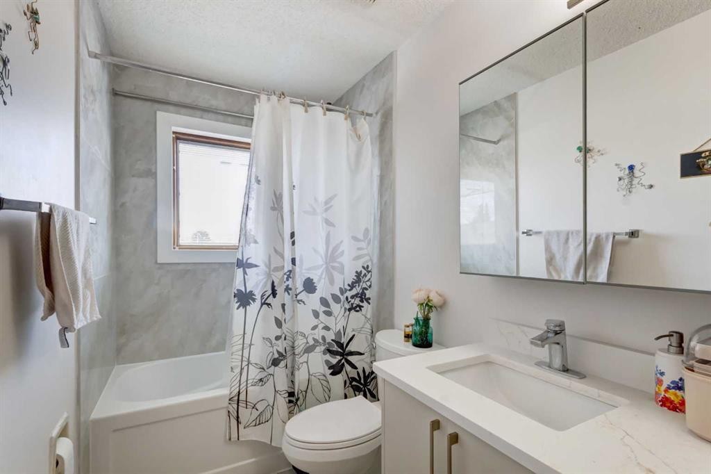 25 Deerfield Manor Se, Calgary, AB