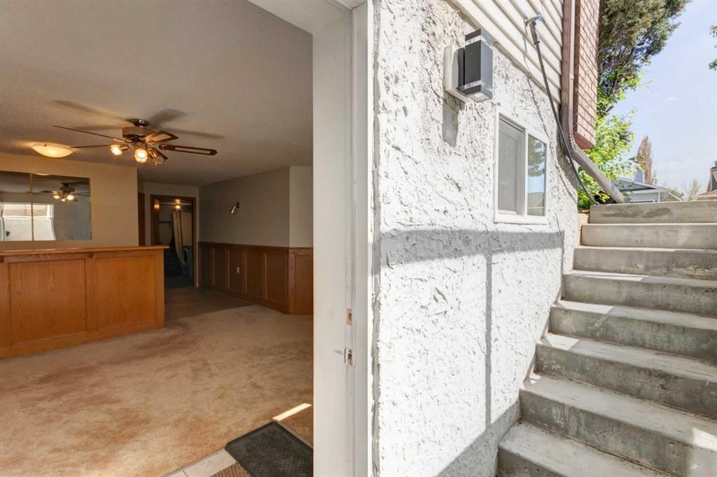 25 Deerfield Manor Se, Calgary, AB