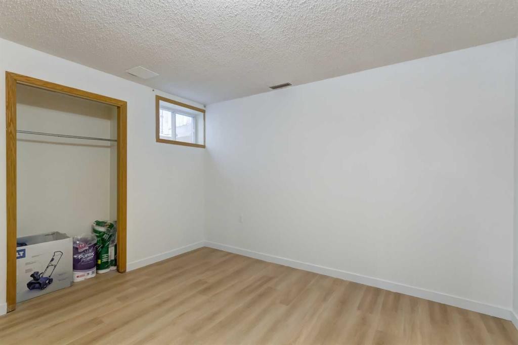 25 Deerfield Manor Se, Calgary, AB