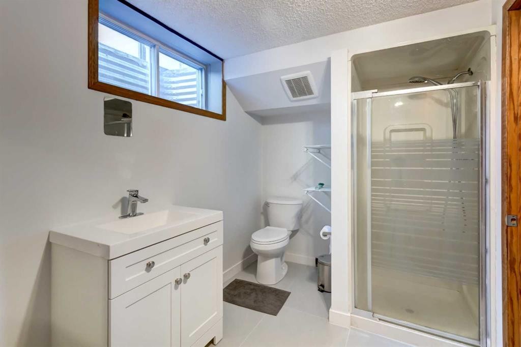 25 Deerfield Manor Se, Calgary, AB