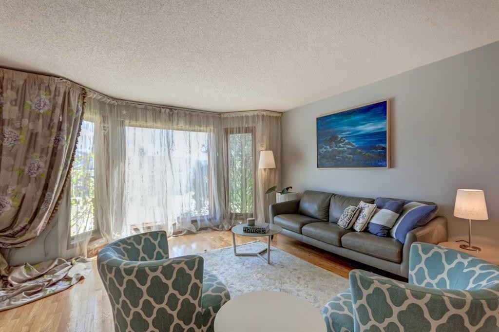 25 Deerfield Manor Se, Calgary, AB
