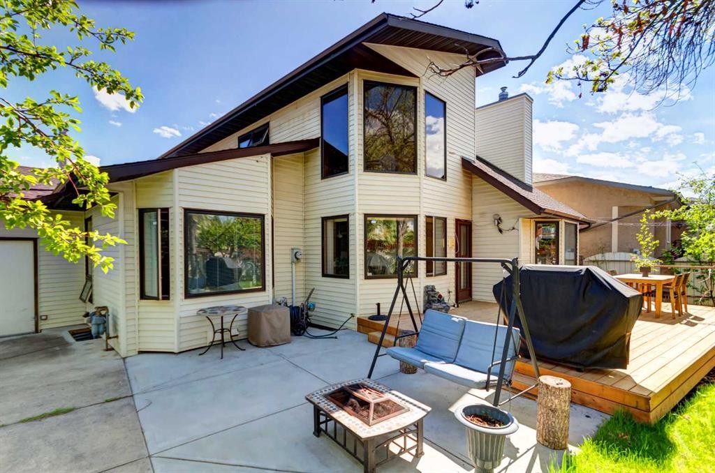 25 Deerfield Manor Se, Calgary, AB
