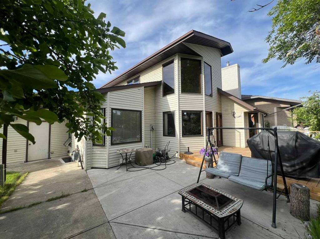 25 Deerfield Manor Se, Calgary, AB